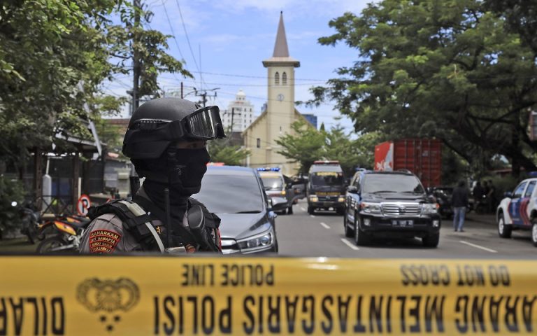 Αιματηρή επίθεση σε καθολική εκκλησία στην Ινδονησία