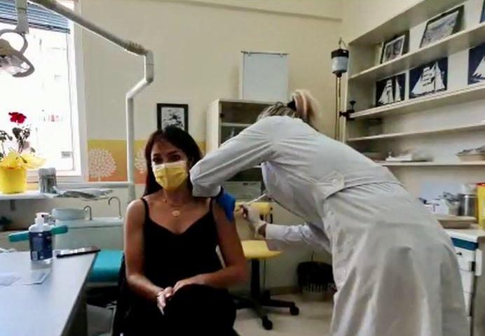 Εμβολιάστηκε με AstraZeneca η Δόμνα Μιχαηλίδου