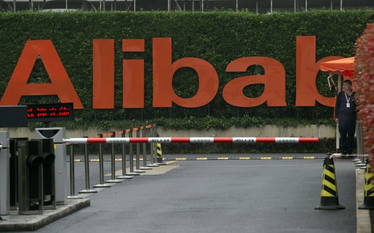 Πρόστιμα και Ant Group έπληξαν τα κέρδη της Alibaba