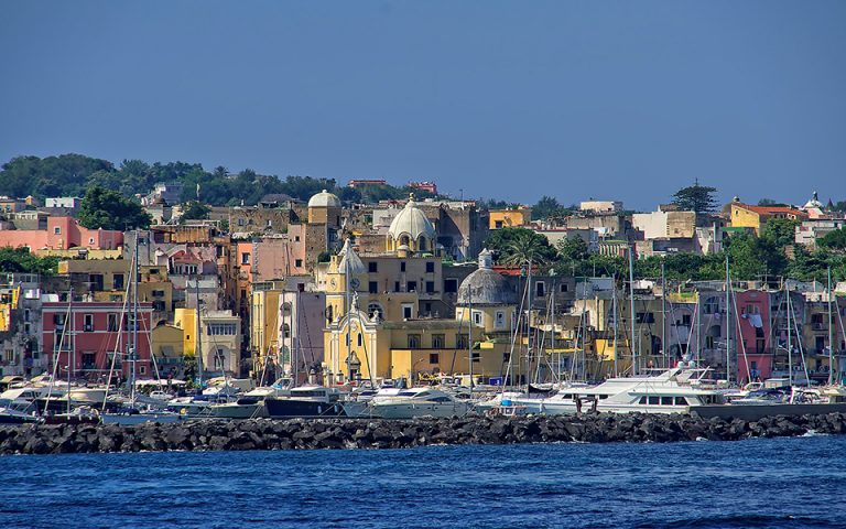 Bloomberg: Τα ιταλικά νησιά τρέχουν να προλάβουν τα Covid-free της Ελλάδας