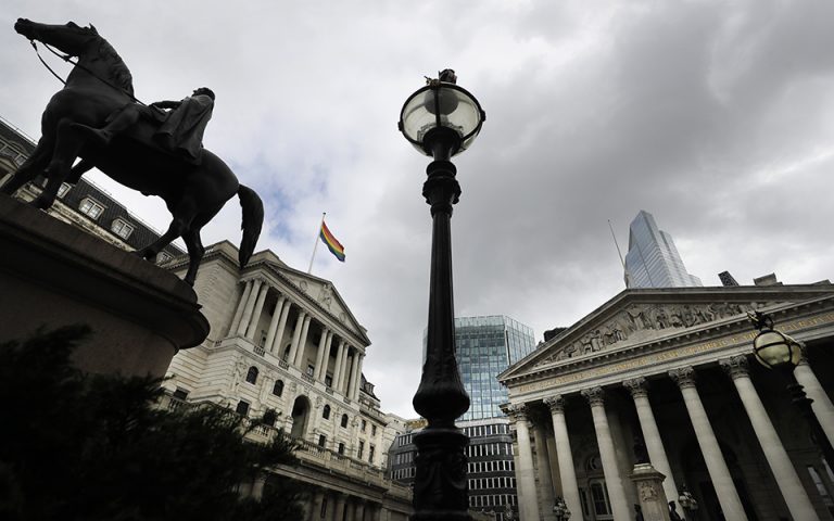 Τράπεζα της Αγγλίας: Αύξηση επιτοκίων 75 μ.β. και προβλέψεις για ύφεση έως το 2024