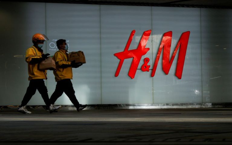 H&M: Αναστέλει προσωρινά όλες τις πωλήσεις στην Ρωσία