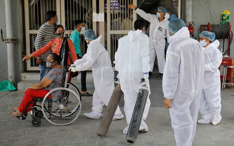 Κορωνοϊός: Το Λονδίνο στέλνει ιατρικό εξοπλισμό έκτακτης ανάγκης στην Ινδία