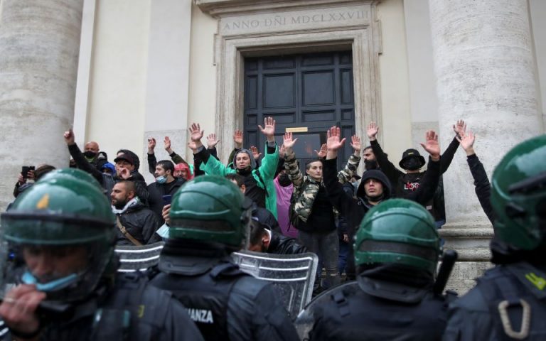 Ιταλία: Επεισόδια στις διαδηλώσεις για το άνοιγμα εμπορικών επιχειρήσεων