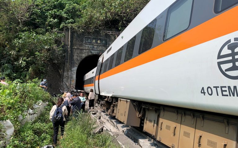 Τουλάχιστον 36 νεκροί σε σιδηροδρομικό δυστύχημα στην Ταϊβάν