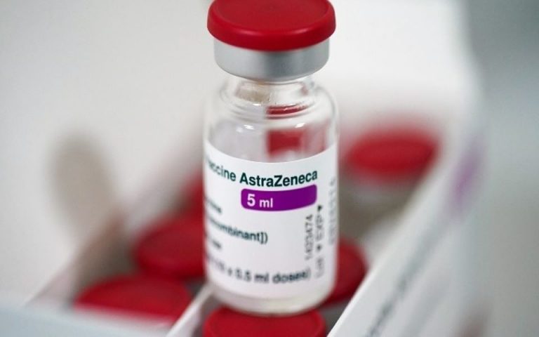 Βρετανία: Οι αρχές εξετάζουν τη μη χορήγηση του εμβολίου AstraZeneca σε άτομα κάτω των 30 ετών