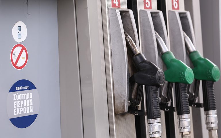 ΗΠΑ: Στο υψηλότερο επίπεδο επτά ετών η τιμή βενζίνης
