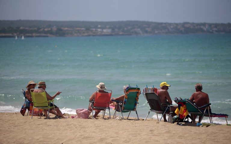 Reuters: Η Ελλάδα προσπαθεί να γεμίσει τις άδειες παραλίες