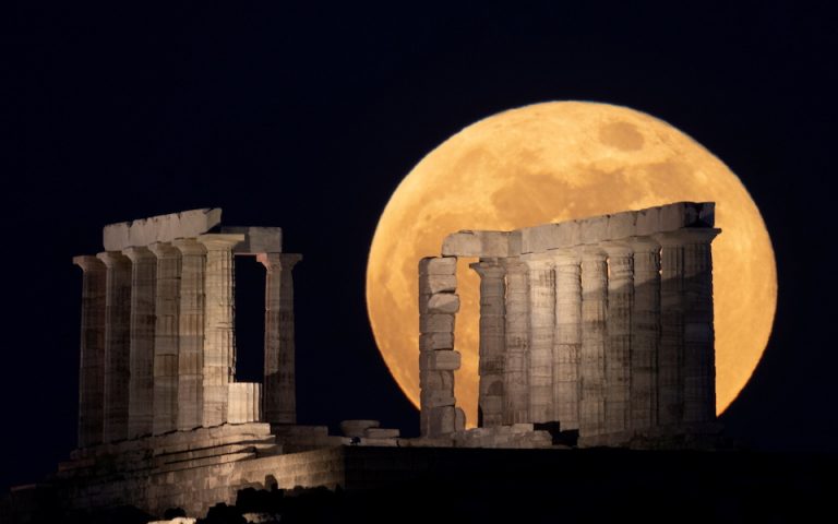 Το Φεγγάρι των Λουλουδιών φώτισε τον ναό του Ποσειδώνα