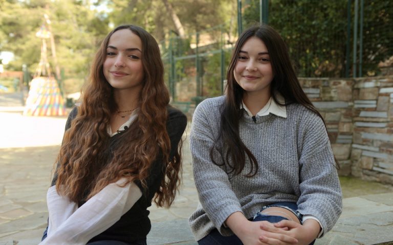 EarthLips: Το «πράσινο» κραγιόν που χάρισε βραβείο σε δύο Ελληνίδες μαθήτριες