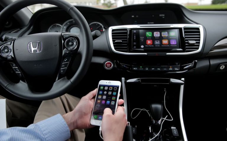 Apple: Η επιτυχία του Carplay ανοίγει δρόμο για την αυτοκινητοβιομηχανία