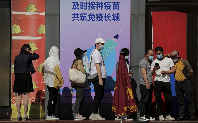 UBS: Η Κίνα εμβολιάζει καθημερινά όσους οι υπόλοιπες 193 χώρες μαζί