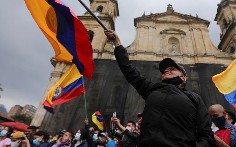 Όταν φορολογείς μέχρι και τους νεκρούς – Το δίδαγμα της Κολομβίας