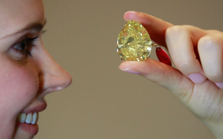 Τέλος τα φυσικά διαμάντια για τη μεγαλύτερη κατασκευάστρια κοσμημάτων στον κόσμο