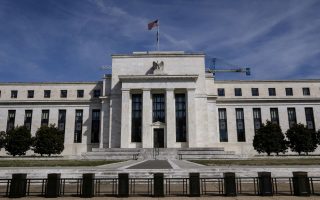 Fed: Αμετάβλητα τα επιτόκια – «Φρένο» στη μείωση του ισολογισμού