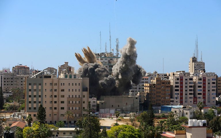 Κατέρρευσε από βομβαρδισμό κτίριο στη Γάζα, όπου στεγάζονται το AP και το Al Jazeera
