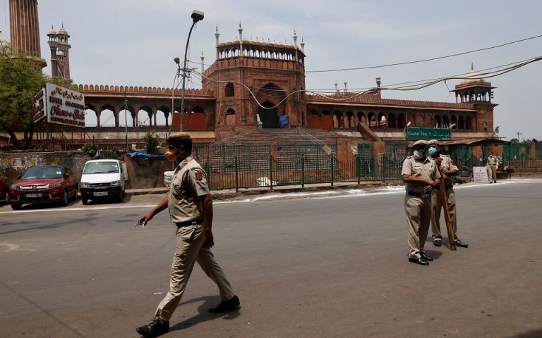 Ινδία: Αυστηρότερα τοπικά lockdown υπό το φονικό κύμα της πανδημίας