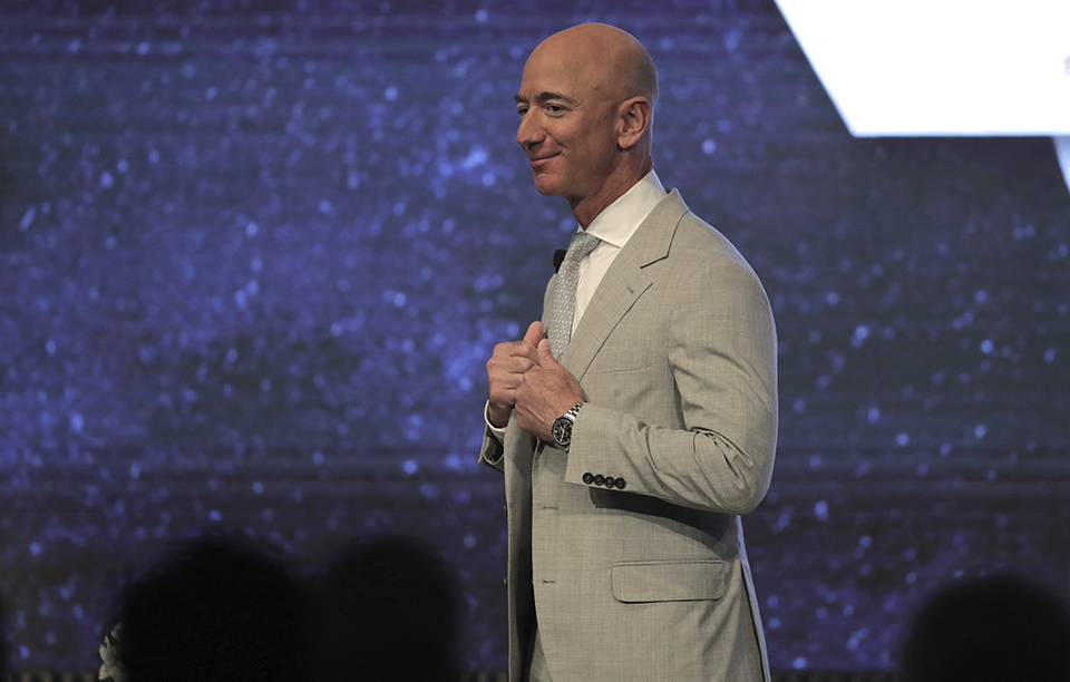 Ο Bezos λαμβάνει την υψηλότερη γαλλική τιμή σε ιδιωτική τελετή με τον Μακρόν