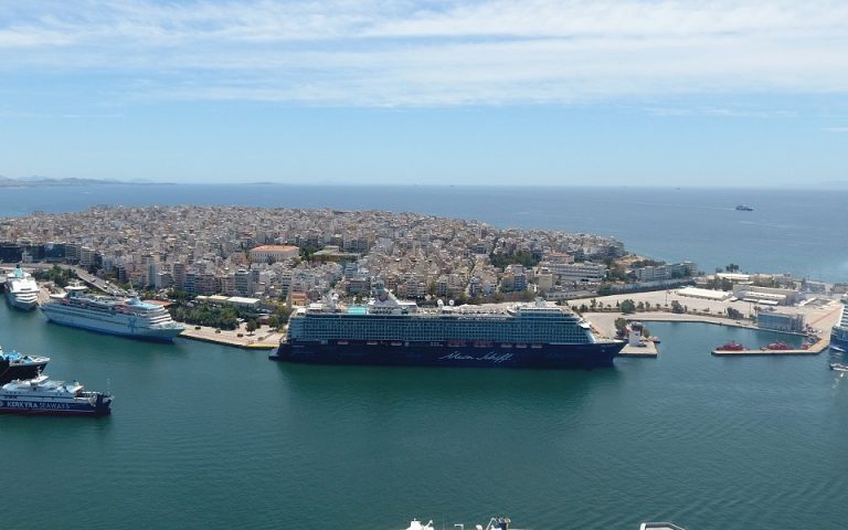 Το λιμάνι του Πειραιά υποδέχθηκε το πρώτο κρουαζιερόπλοιο της σεζόν