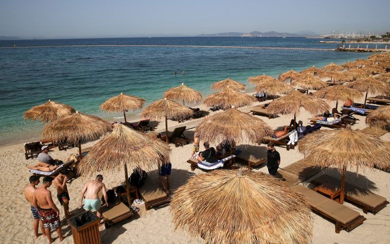 Παραλία, τιμές και…smartphone: Πώς θα είναι οι διακοπές των Ελλήνων φέτος