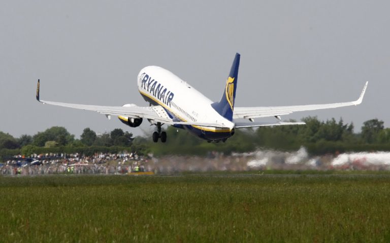 Τι συμβαίνει με τη Ryanair και τη βάση της στην Αθήνα – Διαμάχη για τα τέλη και τα κίνητρα 