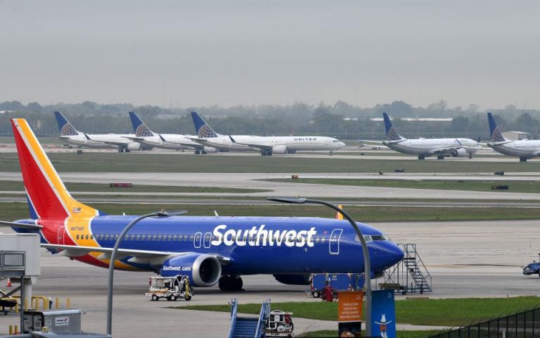 ΗΠΑ: Μέρος του κινητήρα της Boeing έπεσε κατά την απογείωση πτήσης της Southwest