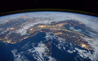 Η Ευρώπη ετοιμάζει τεχνολογία που θα συλλέγει ενέργεια στο Διάστημα και θα την μεταφέρει στη Γη