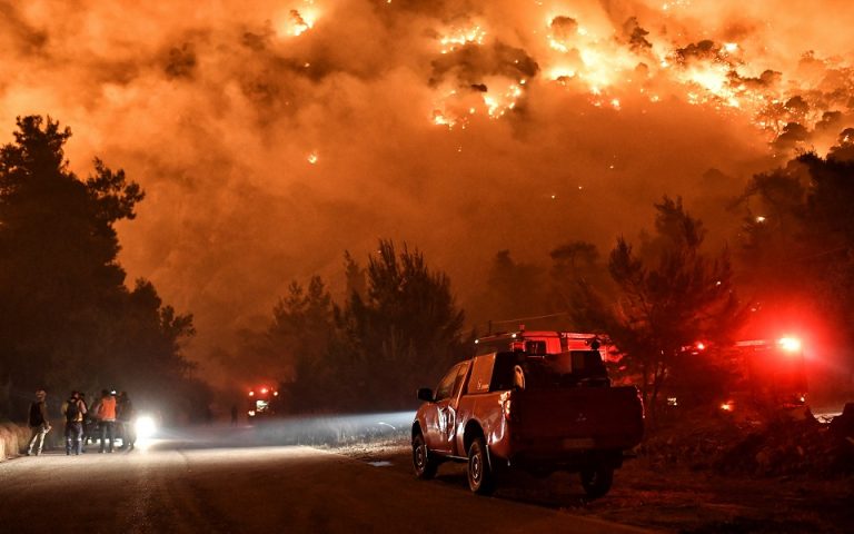 Σχίνος: Μαίνεται η πυρκαγιά – Εκκενώθηκαν οικισμοί