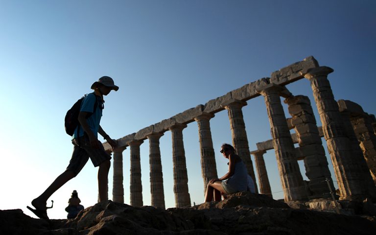 Βρετανοί και Γερμανοί κρατούν σε «καραντίνα» τον ελληνικό τουρισμό