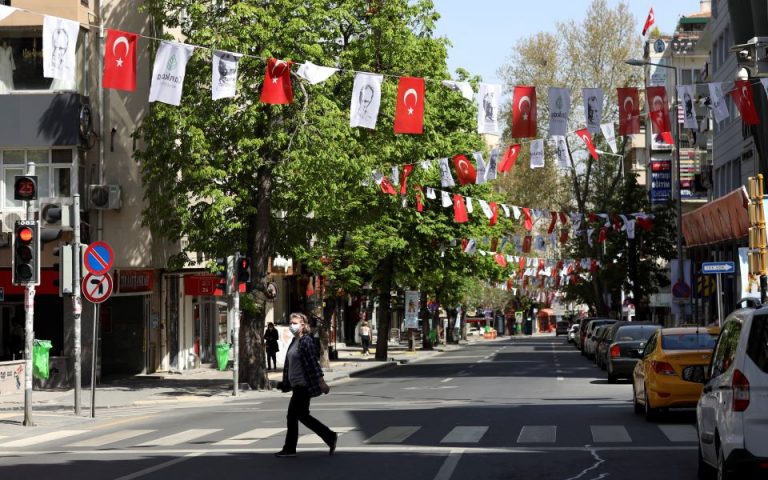 Guardian: Η Τουρκία παίζει πολιτικά παιχνίδια με τον ιό