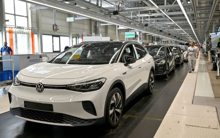 Volkswagen: Με νέο εργοστάσιο ηλεκτρικών αυτοκινήτων θα «απαντήσει» στην Τesla