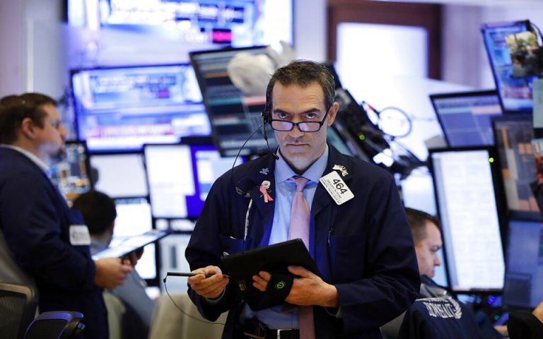 Wall Street: Σημαντικές απώλειες στους δείκτες, μετά την υποβάθμιση από τον Fitch
