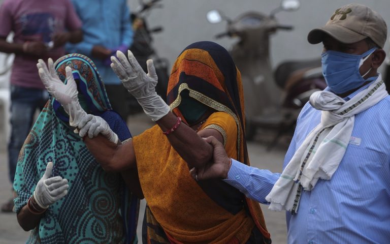 Φάουτσι: Μόνο η επιβολή lockdown πολλών εβδομάδων στην Ινδία θα ανακόψει την επιδημία