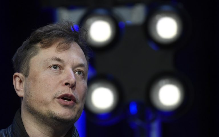 Elon Musk: Εχει περιουσία όση Μπιλ Γκέιτς και Γουόρεν Μπάφετ μαζί