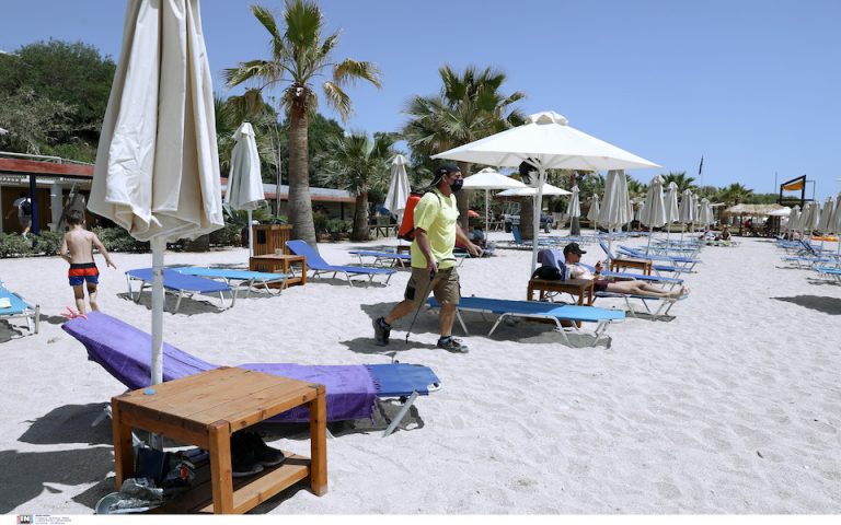 Reuters: Η Ελλάδα ανοίγει τις οργανωμένες παραλίες και ετοιμάζεται να υποδεχθεί τους τουρίστες