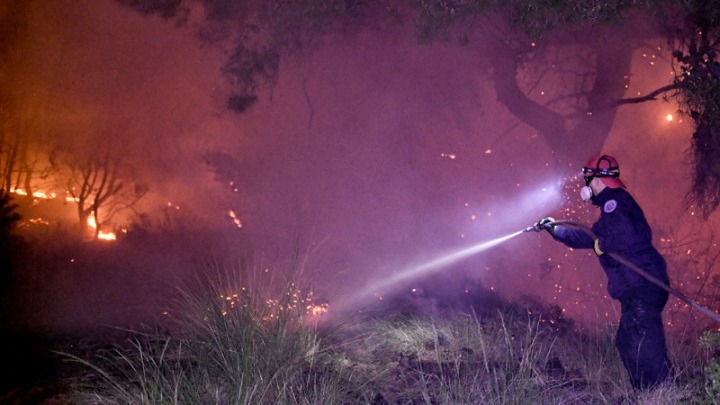 Μαίνεται η πυρκαγιά στα Γεράνεια Όρη – Πού εντοπίζονται οι μεγάλες εστίες