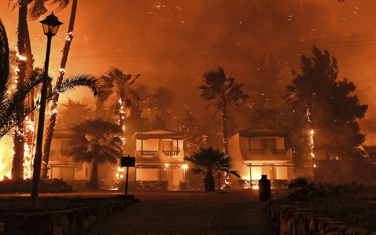 Σπίτια στις φλόγες και 40.000 στρέμματα στάχτης
