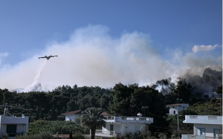 Πυρκαγιά: Νέα αναζωπύρωση και εκκένωση οικισμού κοντά στα Μέγαρα