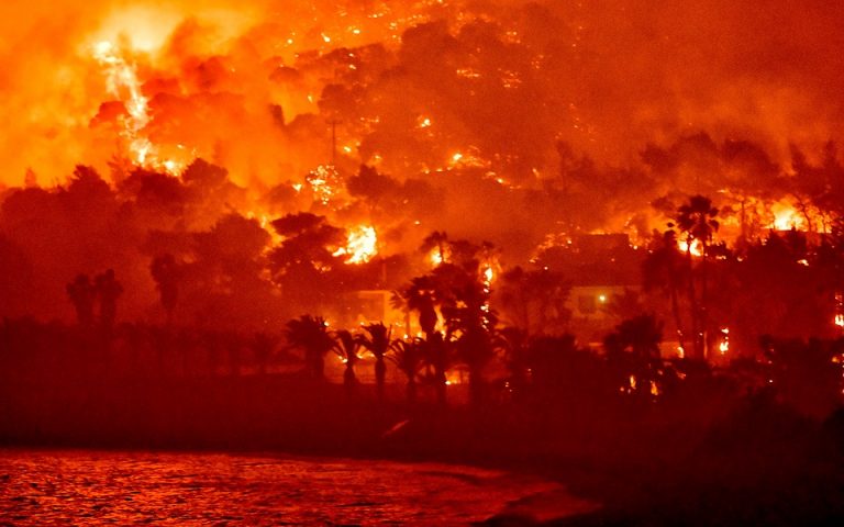 Η πυρκαγιά στα Γεράνεια στις πλέον καταστροφικές της 20ετίας – Βίντεο με τις πληγείσες περιοχές