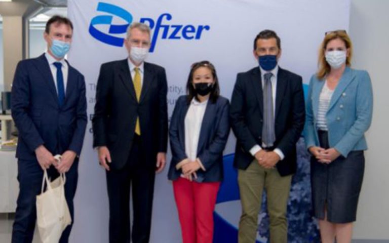 Pfizer: Επίσκεψη του Αμερικανού πρέσβη στο Κέντρο Καινοτομίας στη Θεσσαλονίκη 