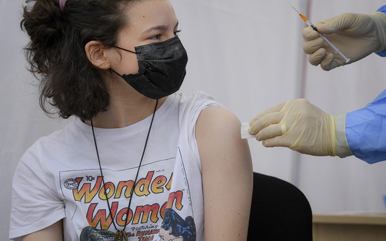 Εμβόλια: Ανοίγει σήμερα η πλατφόρμα για τους 15-17 ετών