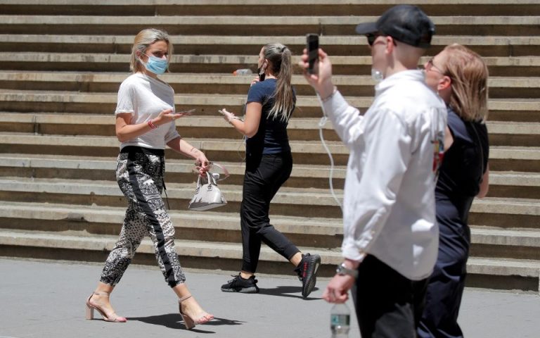 ΠΟΥ: Καλεί και τους πλήρως εμβολιασμένους να φορούν μάσκα