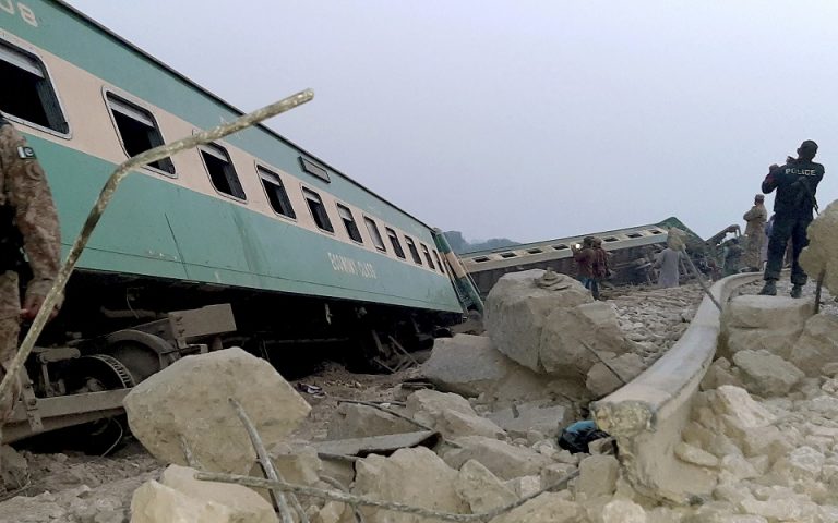 Σύγκρουση τρένων στο Πακιστάν – Πάνω από 30 νεκροί