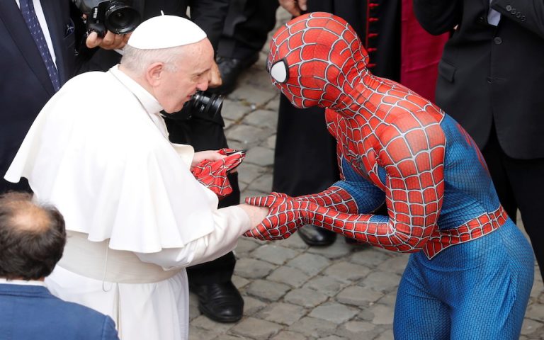 Όταν ο Πάπας συνάντησε τον Spiderman (φωτογραφίες – βίντεο)