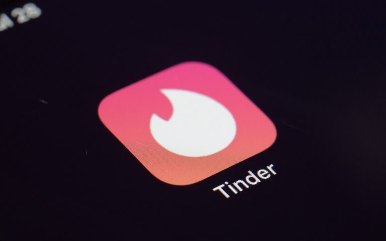 Tinder: Την αφήνει ο CEO της για τα «μάτια» της Yahoo