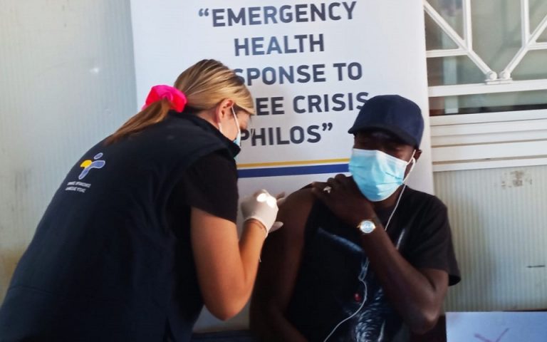 Ξεκίνησε ο εμβολιασμός των αιτούντων άσυλο στα ΚΥΤ των νησιών
