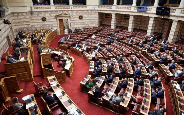 Βουλή: Με ευρύτατη πλειοψηφία «πέρασε» το έκτακτο επίδομα σε αστυνομικούς και λιμενικούς