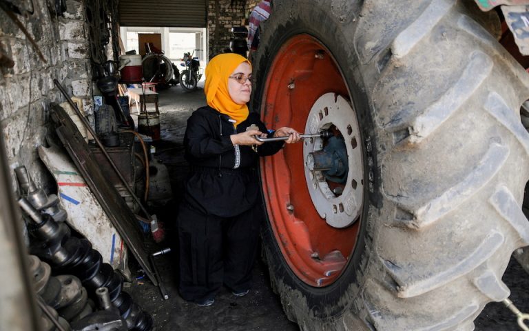 Η 50χρονη μηχανικός που σπάει τα στερεότυπα στην Αίγυπτο