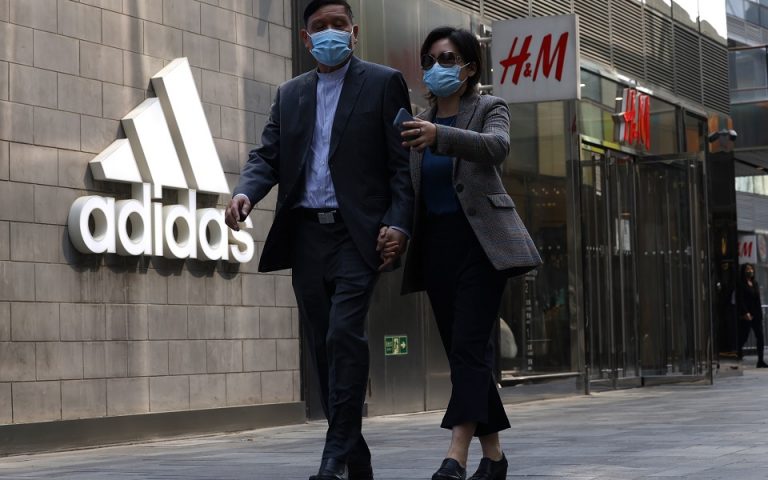 Γιατί η Κίνα απαγορεύει τα ρούχα των H&M, Nike, Adidas και Zara
