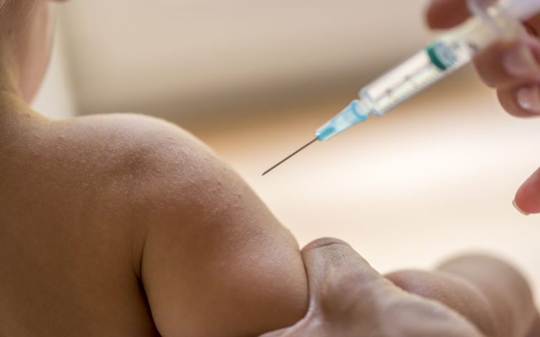 Φάουτσι: Έως την άνοιξη θα εμβολιάζονται μωρά κατά του κορωνοϊού